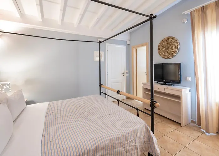 Smy Santorini & Hotel Pýrgos