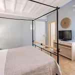 Smy Santorini & Otel Pýrgos