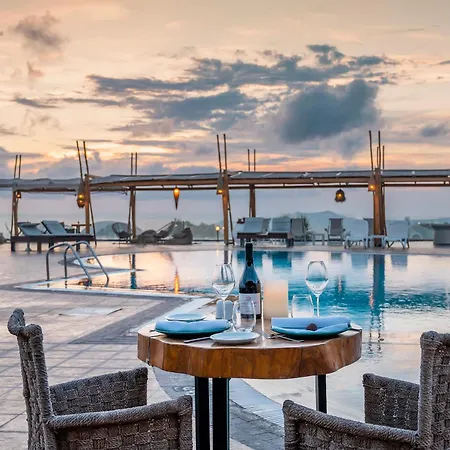 Smy Santorini & Hotel Pýrgos