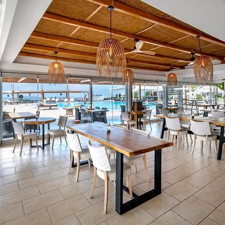 Smy Santorini & מלון Pýrgos