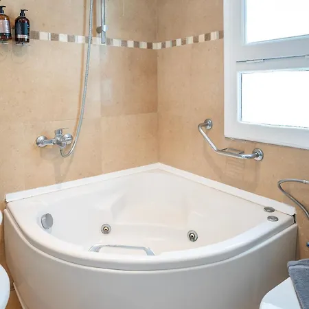 Smy Santorini & Hotel Pýrgos