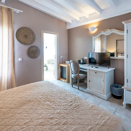 Smy Santorini & Pýrgos