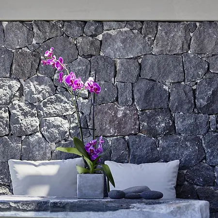 Smy Santorini & Pýrgos