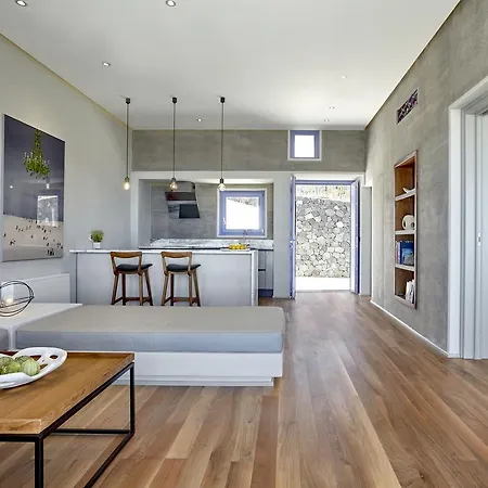 Smy Santorini & Pýrgos