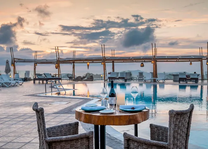 Smy Santorini & Hotel Pýrgos